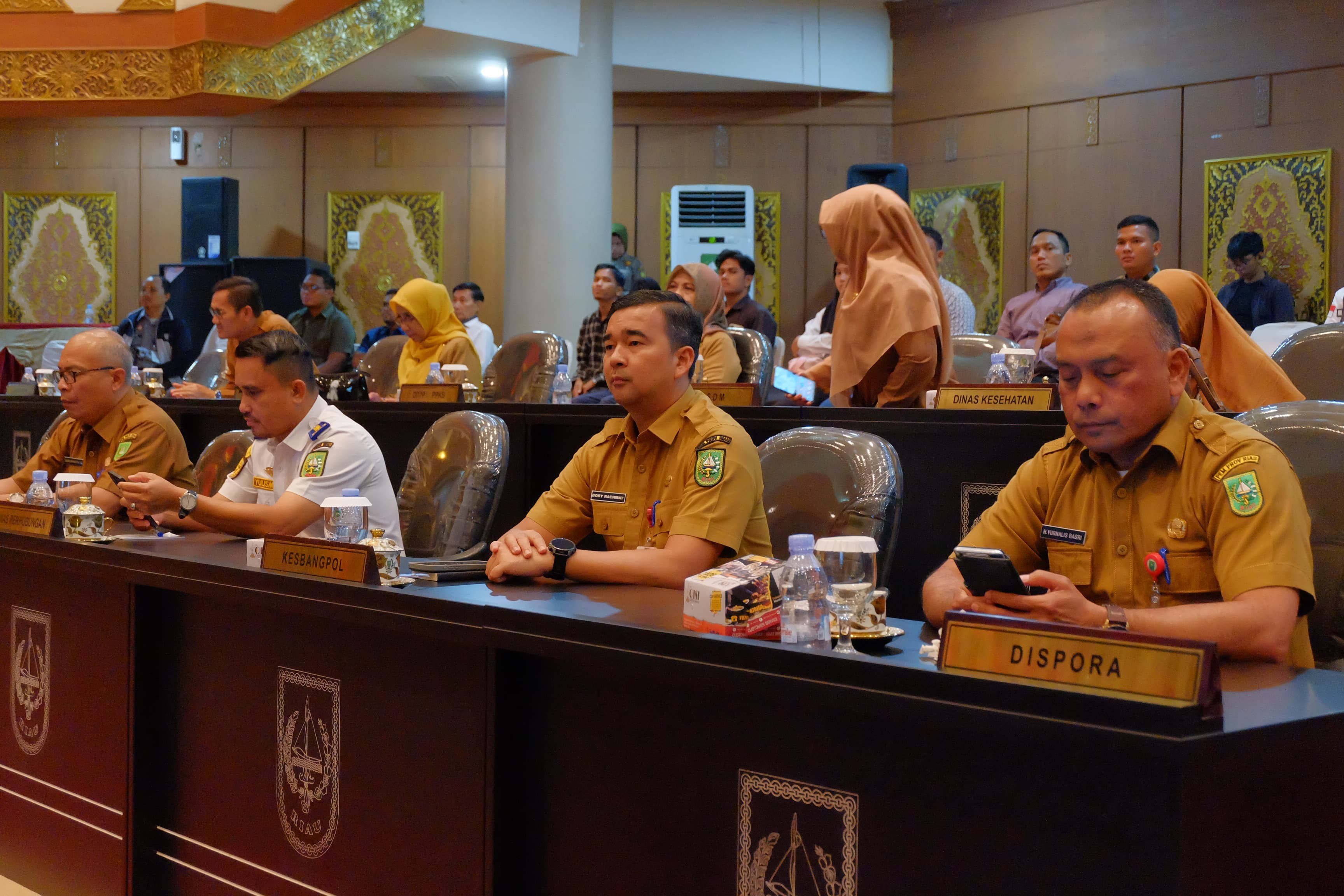 Kaban Kesbangpol Riau Menghadiri Rapat Paripurna di DPRD Provinsi Riau